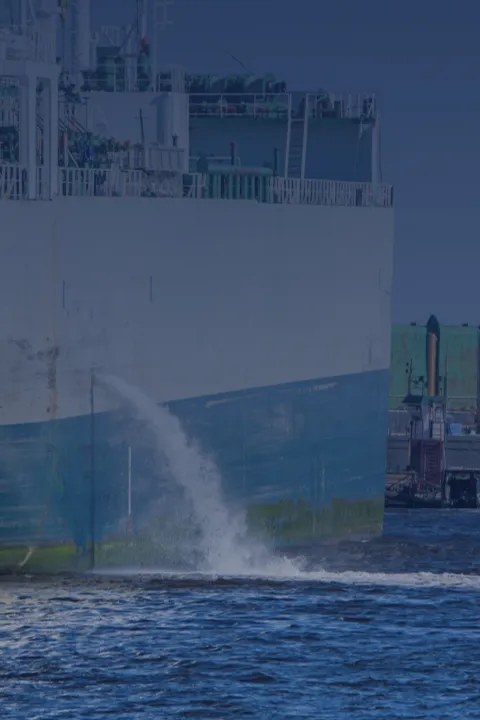 Geloosd ballastwater na UV-behandeling met ballastwaterbehandelingssysteem (BWTS) om schadelijke invasieve soorten te voorkomen