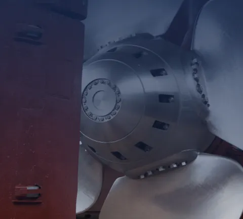 Controllable Pitch Propeller (CPP)-bladen zichtbaar binnen naaf van verstelbare scheepsvoortstuwing