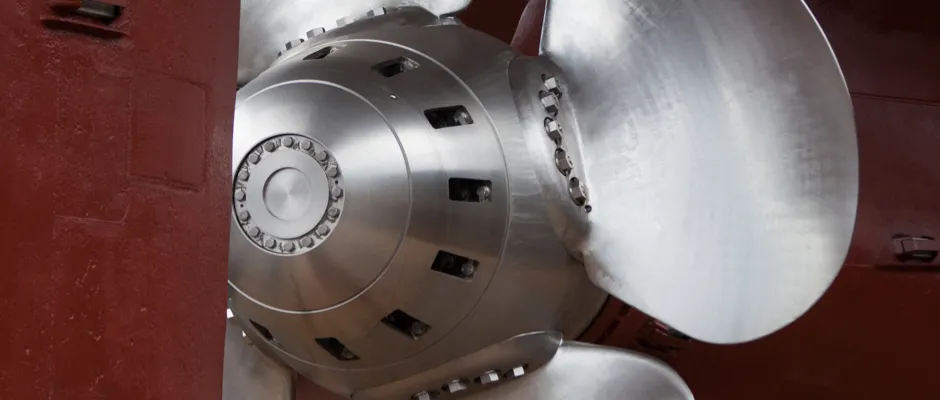 CPP blades on an existing vessel within a propulsion configuration, showing hub and blade geometry