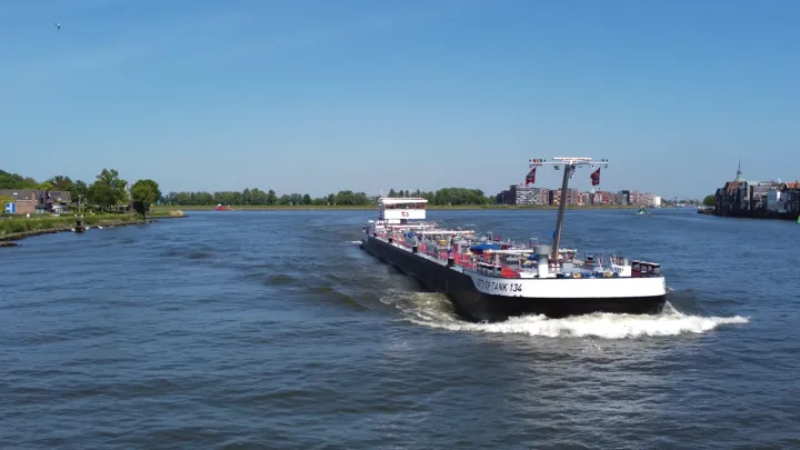 Inland tanker Dettmer Tank 134 with CFD-optimized ship propellers for fuel savings and efficient propulsion on the river.