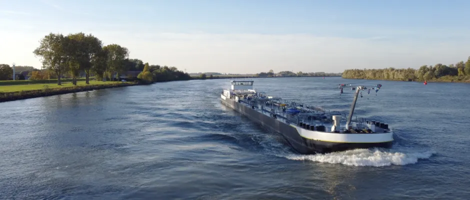 Binnenvaartschip met dual-fuel LNG-motor verlaagt emissies op Europese binnenwateren dankzij efficiënte cryogene opslag