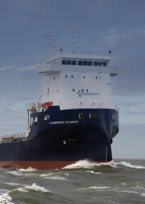 Dit schip symboliseert de maritieme compliance services: SEEMP, EEXI, CII, ESG, LCA, IHM en beheer van chemicaliën.