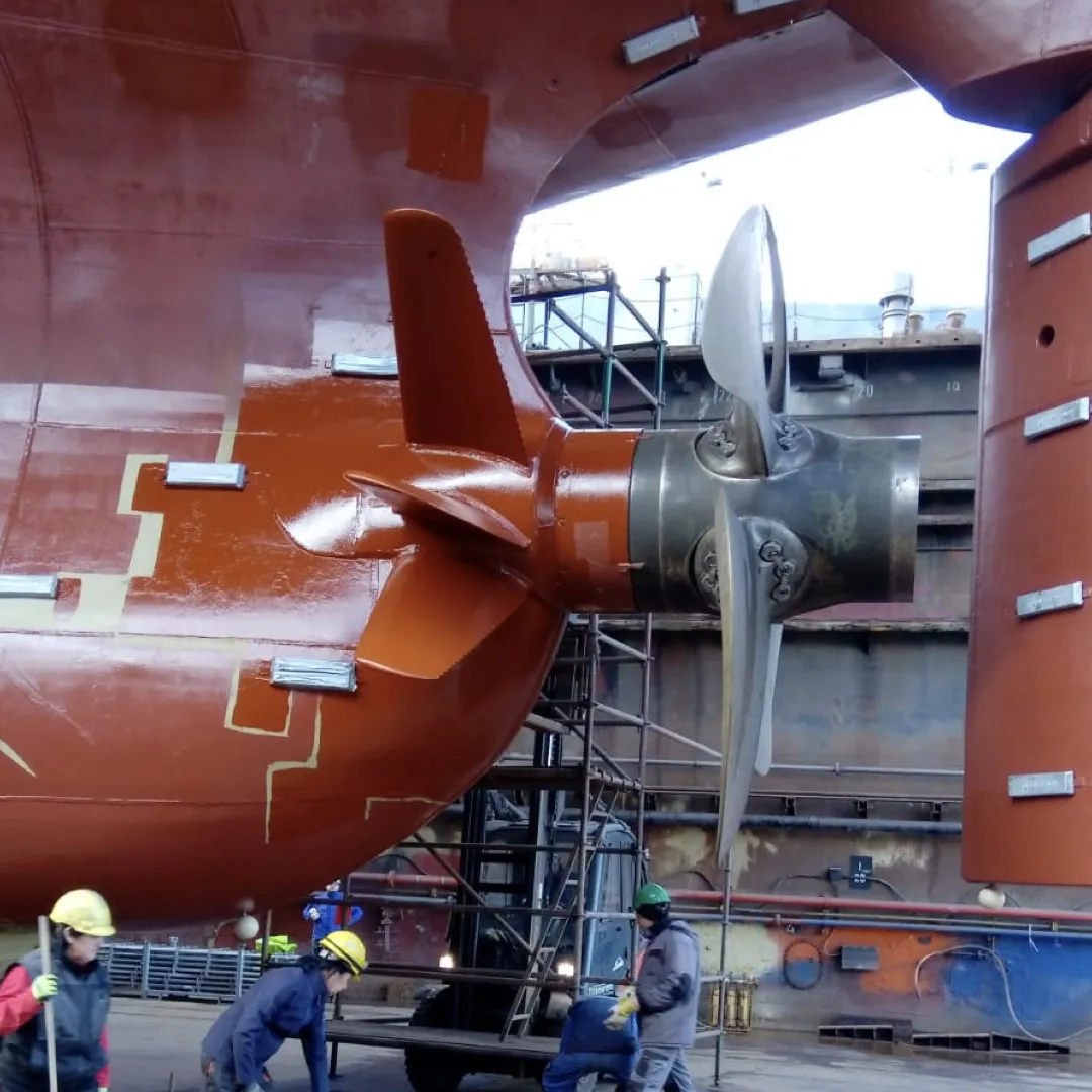 Dit is een Pre-Swirl Stator (PSS), een geavanceerd Energy Saving Device (ESD) in de scheepvaart.