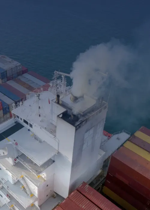 Het schip op deze afbeelding symboliseert onze producten voor CO2-reductie in de scheepvaart.