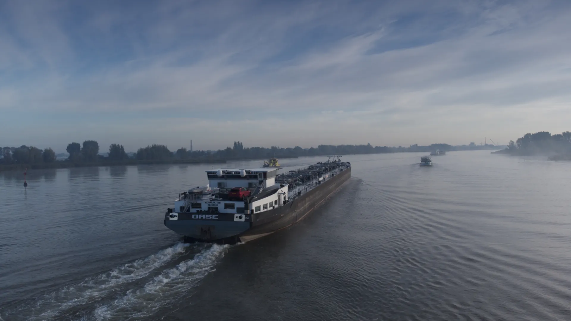 Deze binnenvaarttanker, die uitgerust is met scheepsschroeven, dient als projectvoorbeeld.