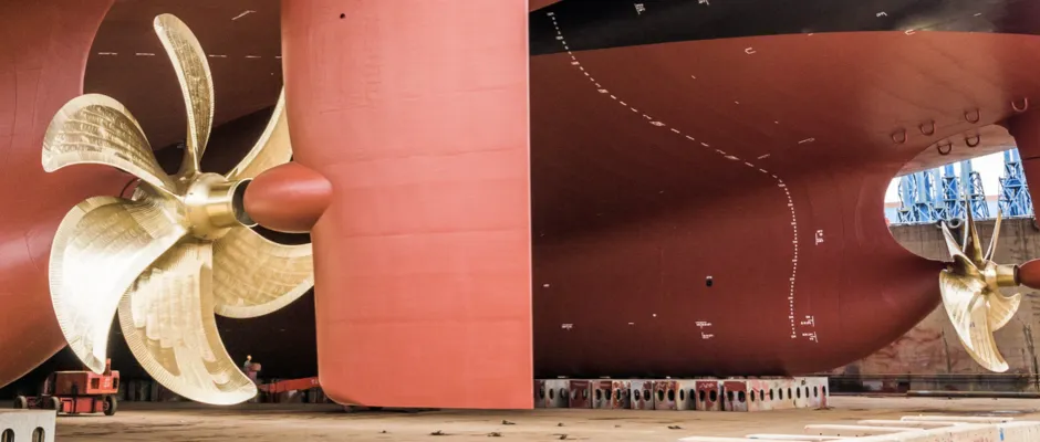 Scheepsroer en scheepsschroef binnen een roersysteem tijdens scheepsnieuwbouw