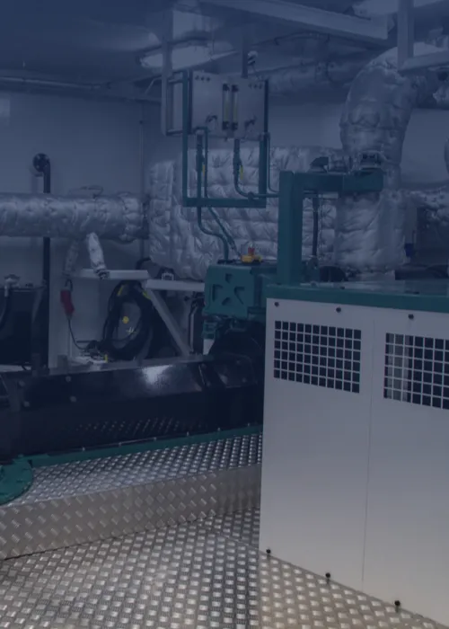 Op deze afbeelding ziet u een roetfilter in een machinekamer van een schip.