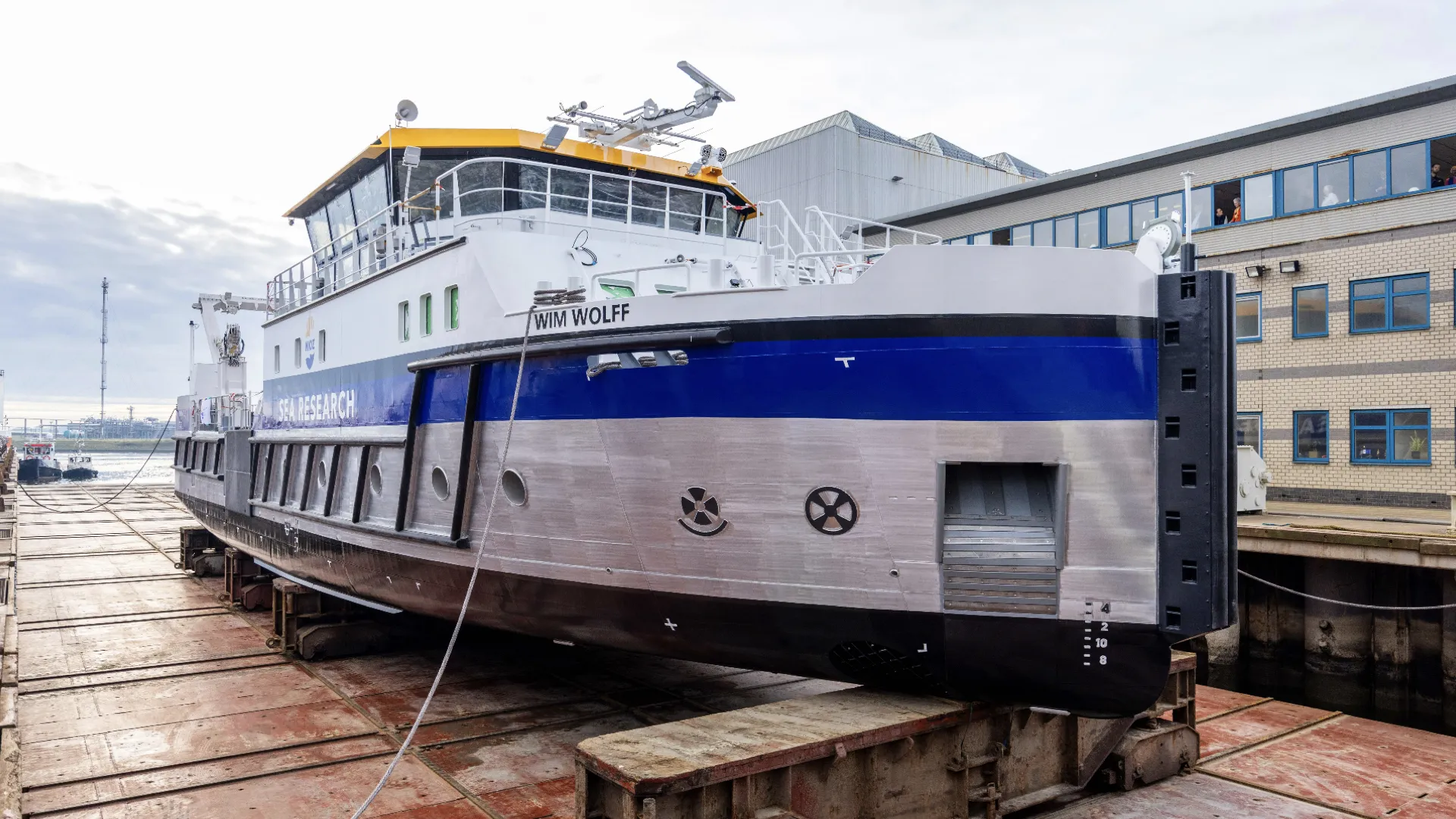 Dit onderzoeksvaartuig, van het Koninklijk Nederlands Instituut voor Onderzoek der Zee (NIOZ), heeft drie roetfilters.