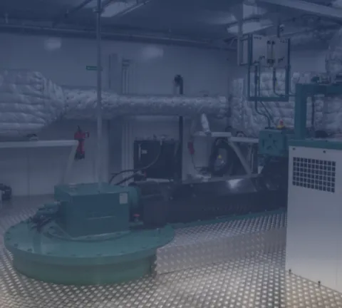 Gecombineerd roetfiltersysteem en SCR-systeem in de machinekamer van een binnenvaartschip
