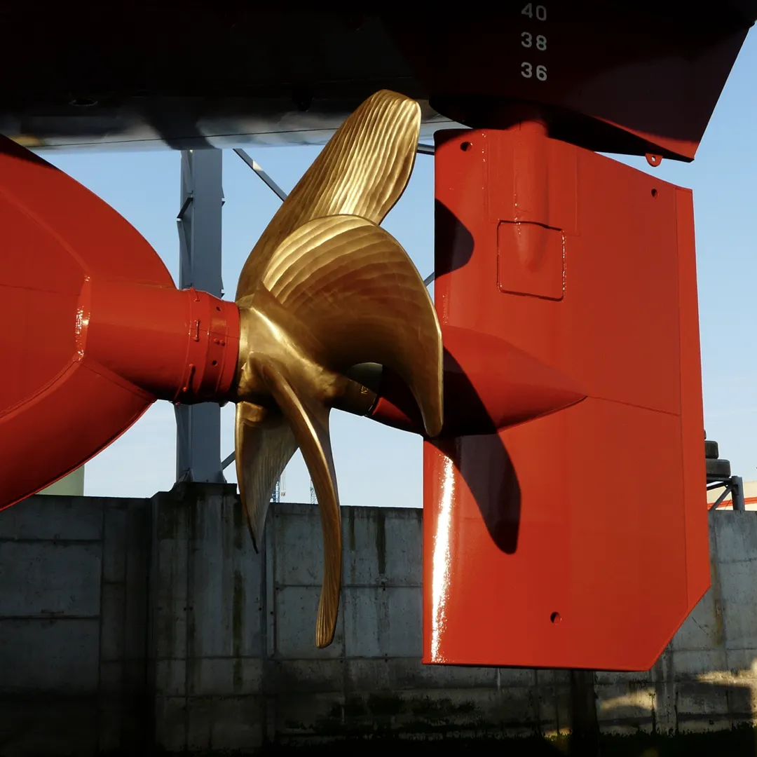 Een voorbeeld van een scheepsroertype is een Twisted Rudder met Bulb, zoals te zien is op deze afbeelding.