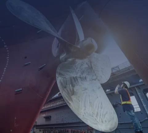 Scheepsschroef onder het achterschip van een schip tijdens retrofit in droogdok