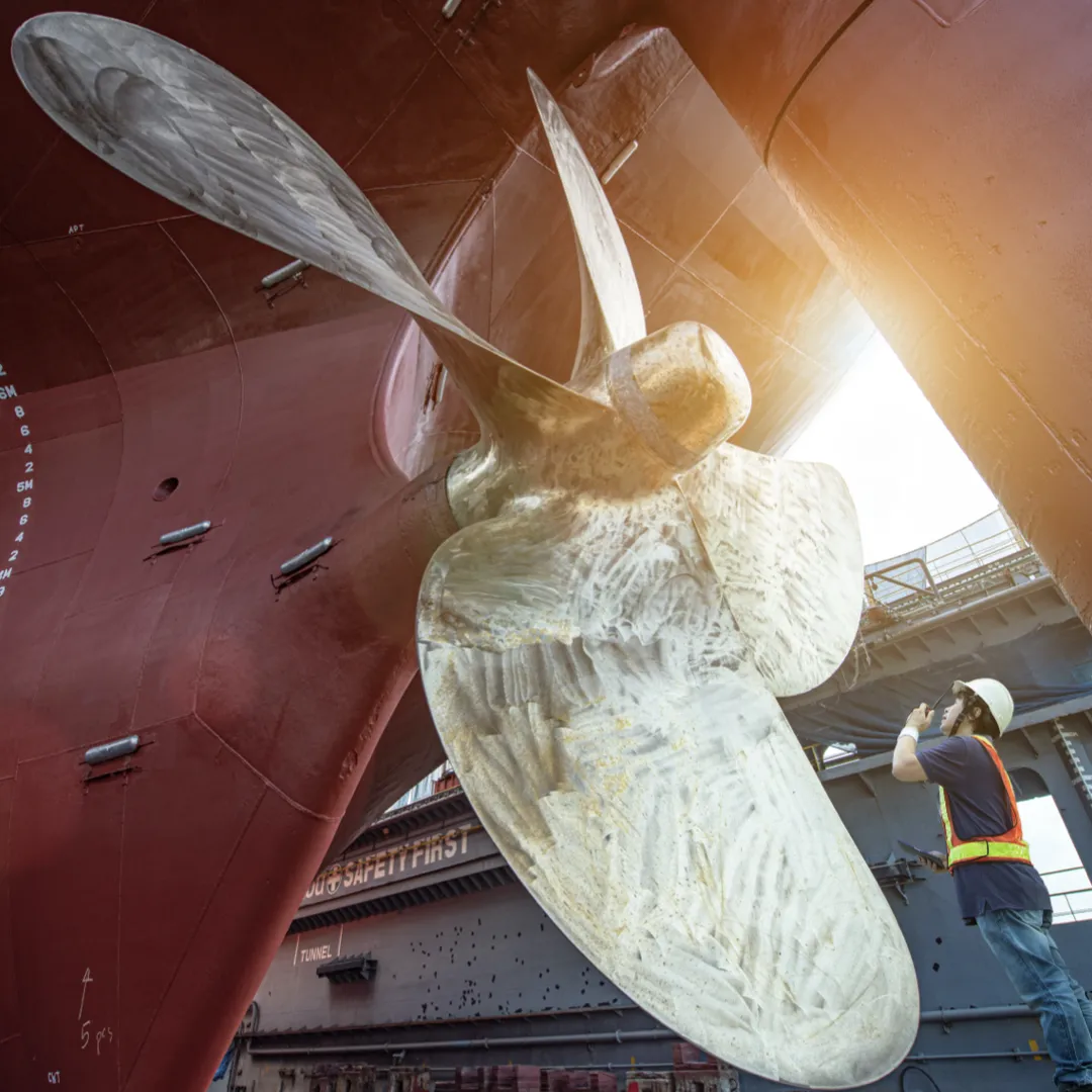 Deze afbeelding toont een CFD-geoptimaliseerde scheepsschroef onder de romp van een schip
