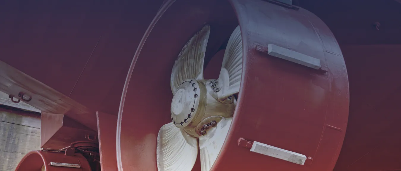 Scheepsschroef in straalbuis onder een schip