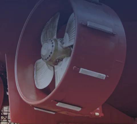 Scheepsschroef in straalbuis onder een schip