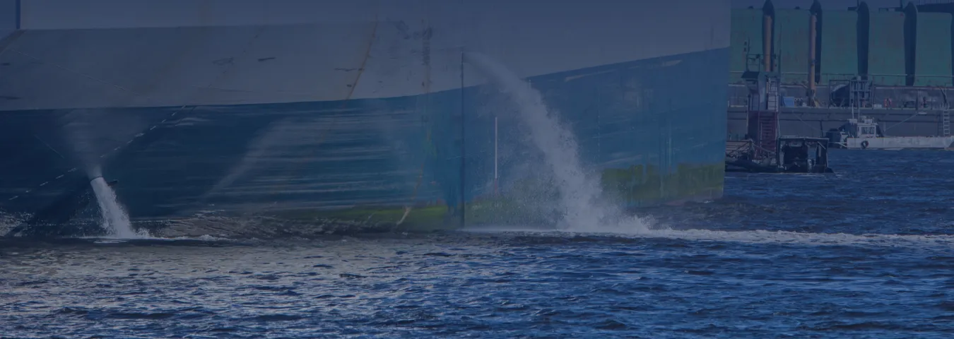 Schip loost ballastwater met UV-ballastwaterbehandelingssysteem (BWTS) om de verspreiding van invasieve soorten te voorkomen