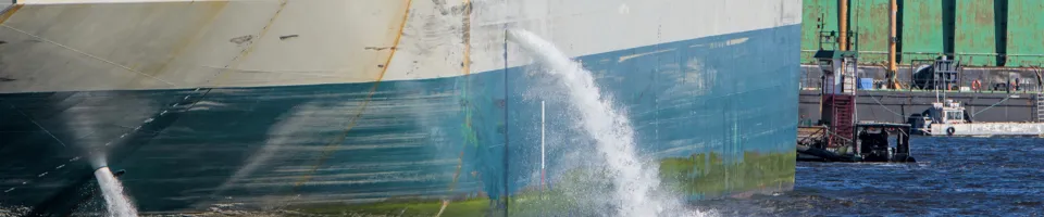 Schip loost behandeld ballastwater met een duurzame alternatieve techniek voor ballastwaterbeheer
