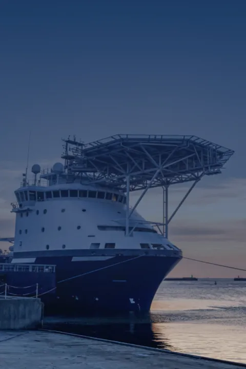 Het schip op deze afbeelding symboliseert onze ondersteuning voor een net zero bedrijfsvoering in de scheepvaart