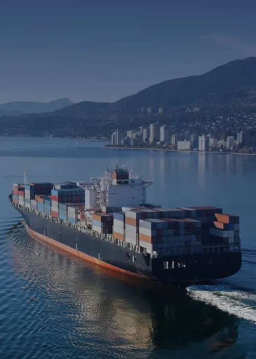 Het schip op deze afbeelding symboliseert onze ondersteuning voor een net zero bedrijfsvoering in de scheepvaart.