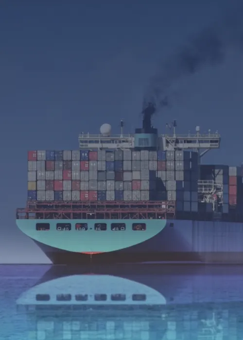 Het vervuilende schip op deze afbeelding symboliseert onze partners met wie we de scheepvaart willen verduurzamen.