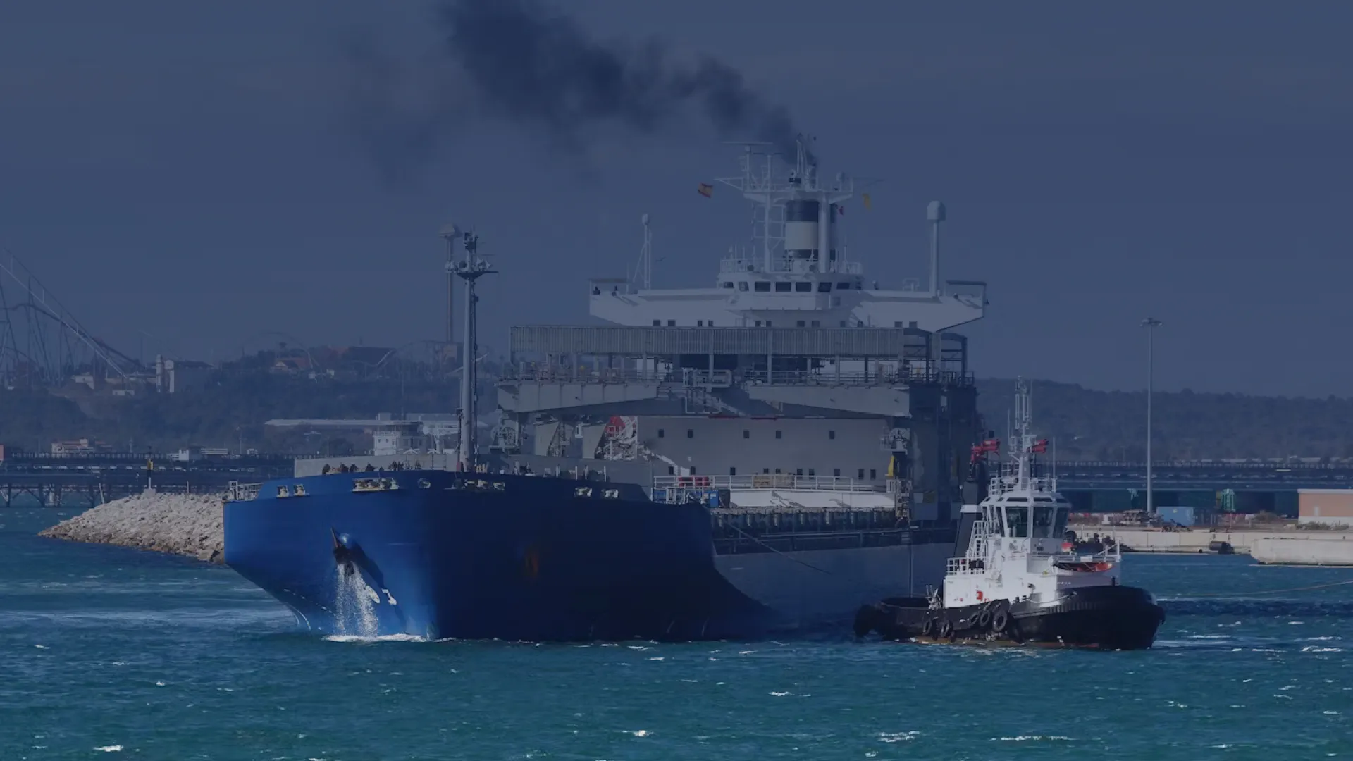 Dit schip, omringd door fijnstofdeeltjes (PM) uit de uitlaatpijp, symboliseert onze toekomstige routekaart naar emissieloos varen.