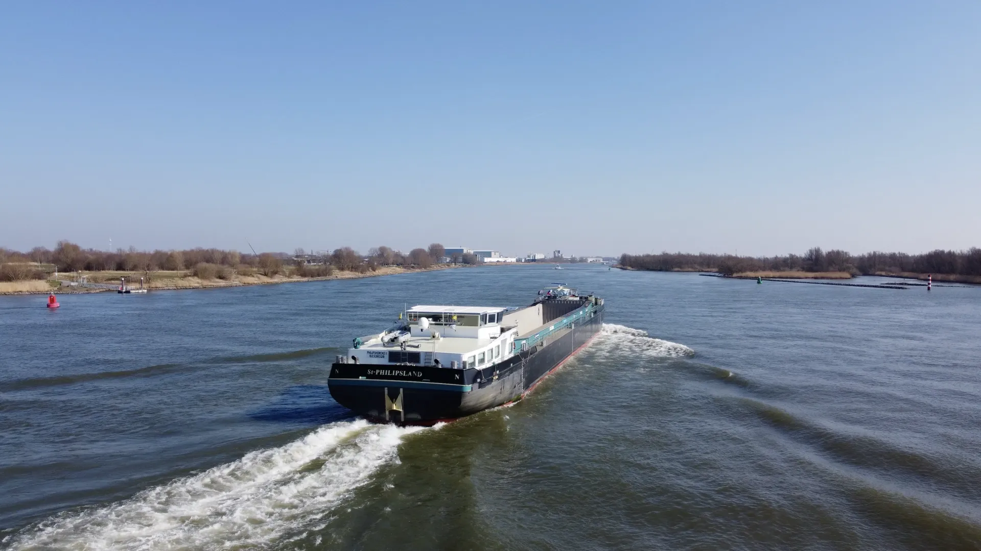 Beunschip in de binnenvaart met SCR-systeem voor NOx-reductie
