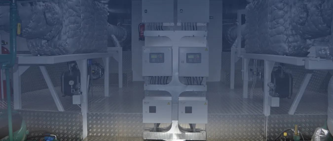 SCR-systeem in de machinekamer van een nieuw schip in de binnenvaart