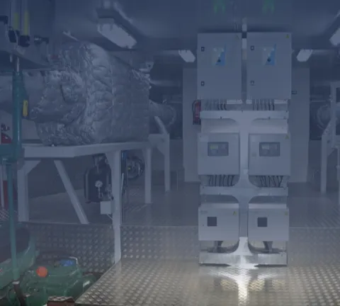 SCR-systeem in de machinekamer van een nieuw schip in de binnenvaart