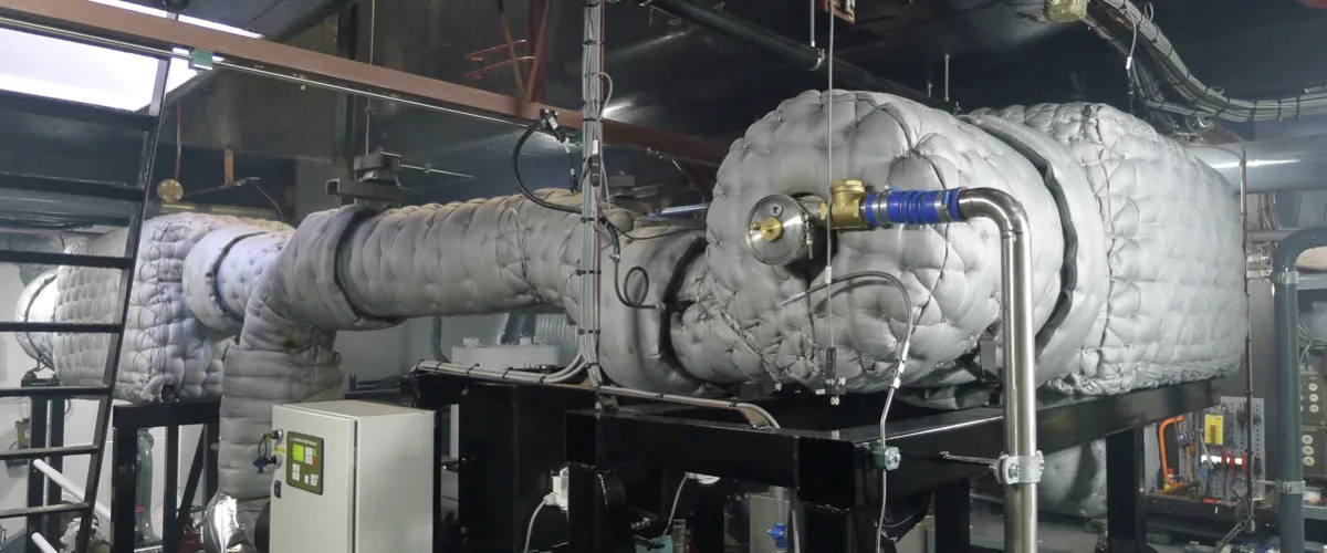 Stage V retrofit met SCR- en roetfiltersysteem, geïnstalleerd in de machinekamer van een binnenvaartschip voor emissiereductie en brandstofbesparing.