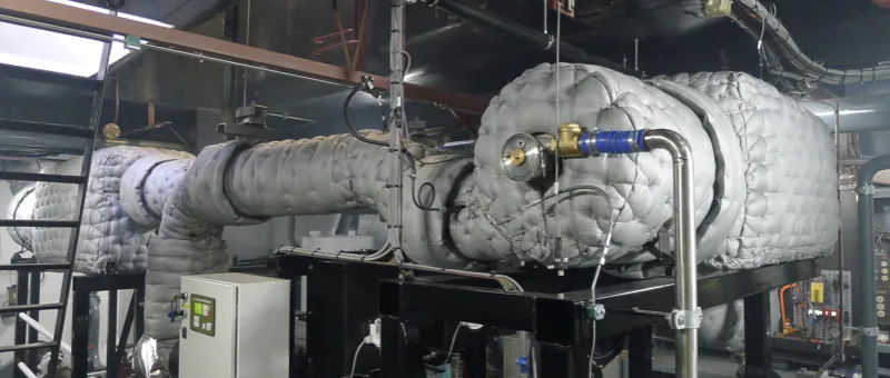 SCR- en roetfiltersysteem geïnstalleerd in de machinekamer van een binnenvaartschip voor Stage V-emissie-eisen en efficiëntere prestaties.