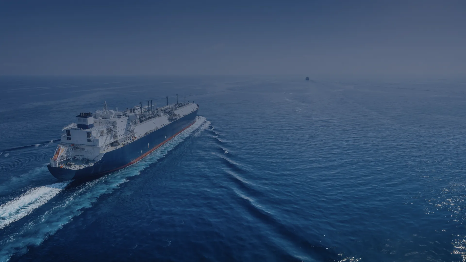 Schip op open zee als symbool voor diensten met betrekking tot de Inventory of Hazardous Materials (IHM)