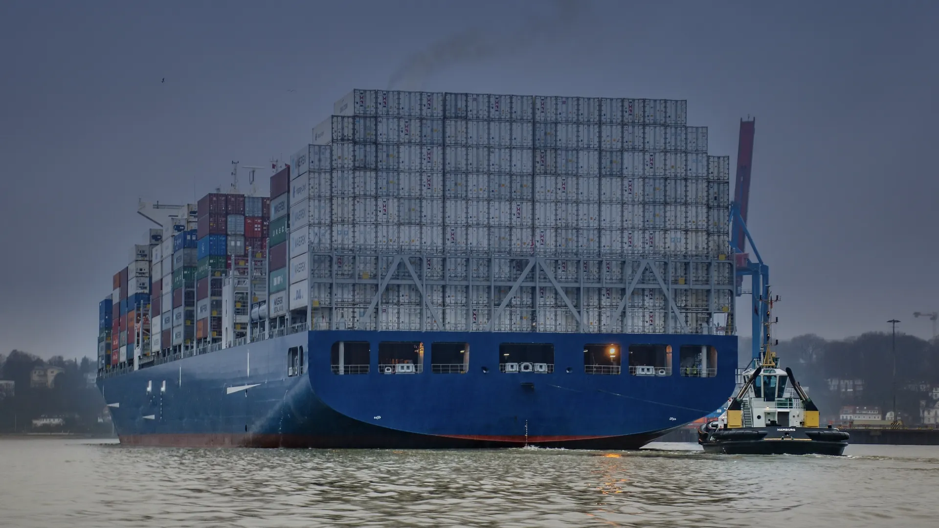 Dit symbolische, vervuilde schip toont de producten voor CO2-, NOx- en PM-emissiereductie.