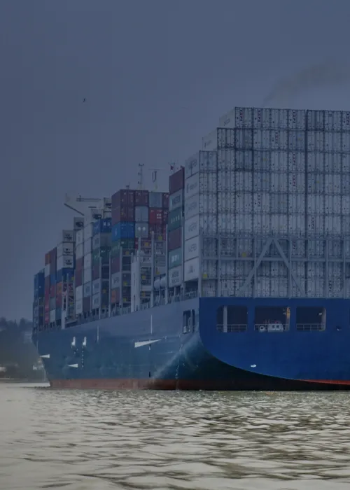 Dit vervuilde schip staat symbool voor de producten om de uitstoot van emissies zoals CO2, NOx, PM en PN te reduceren.