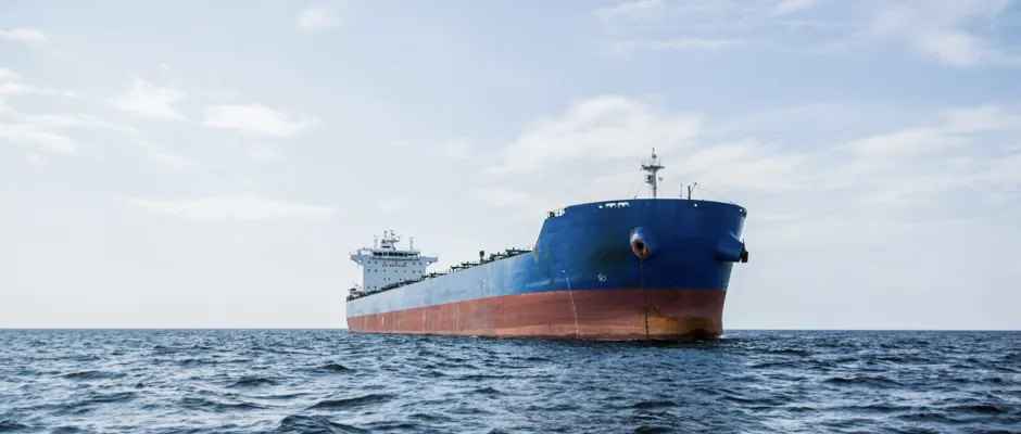 Tanker vaart in ballast op open zee en toont visueel potentieel voor retrofit naar waterstofsystemen aan boord