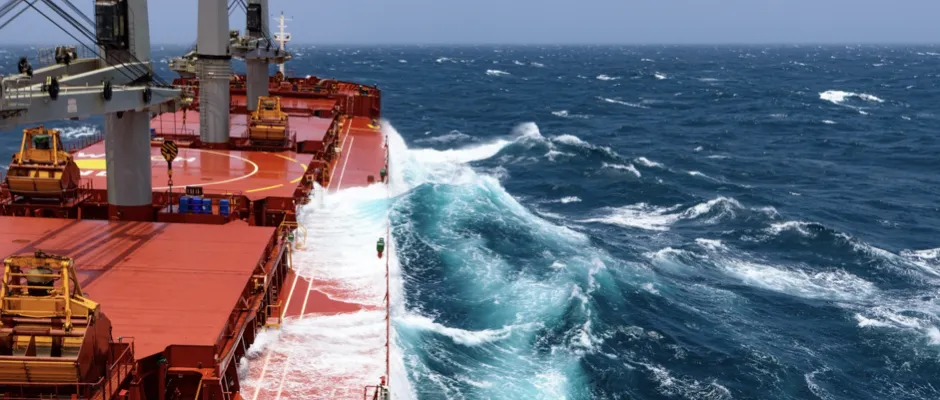 Zeeschip op ruwe zee met schuimende golven in het kader van Green Deal Zeevaart